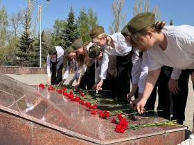 Обучающиеся школы возложили цветы у Вечного огня в Парке Победы.